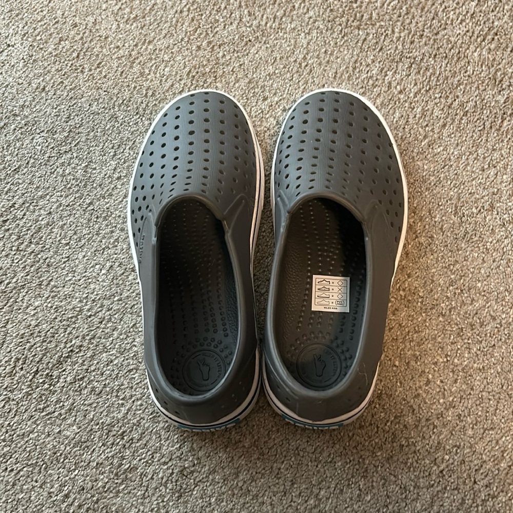 Like new boys gray natives size 3